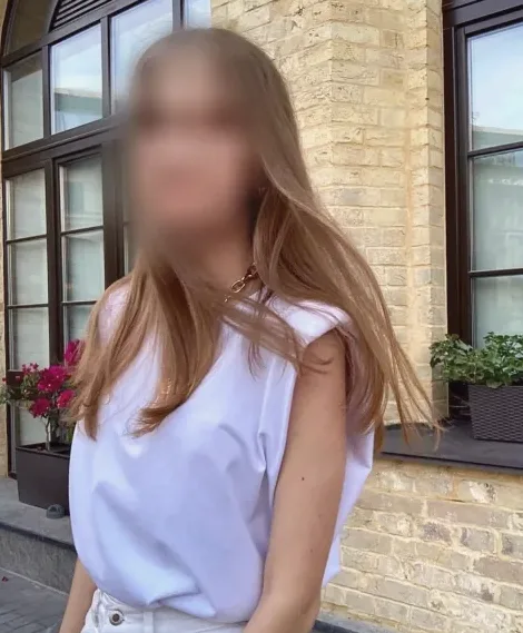 Julia, 23