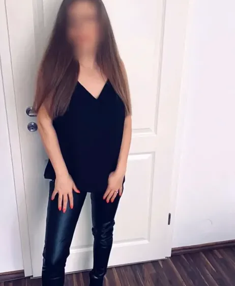 Leonie, 32